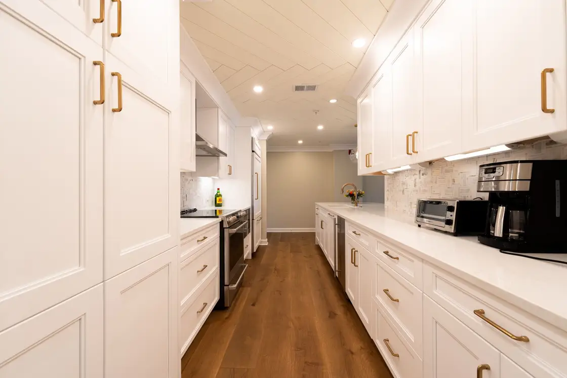 La cuisine terminée, plan de travail clair et rangements sur mesure.