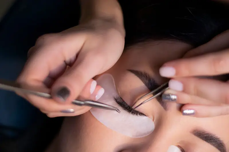 Un regard de profil après pose de cils, volume russe.