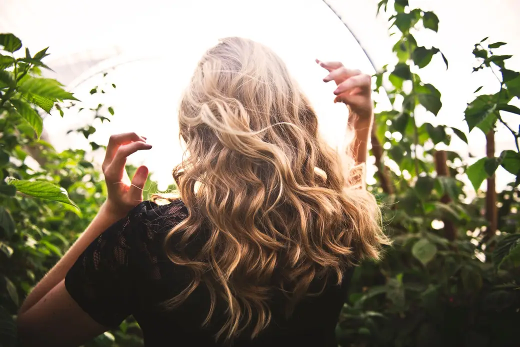 Le même volume après coupe et brushing, boucles dégagées dans la lumière.